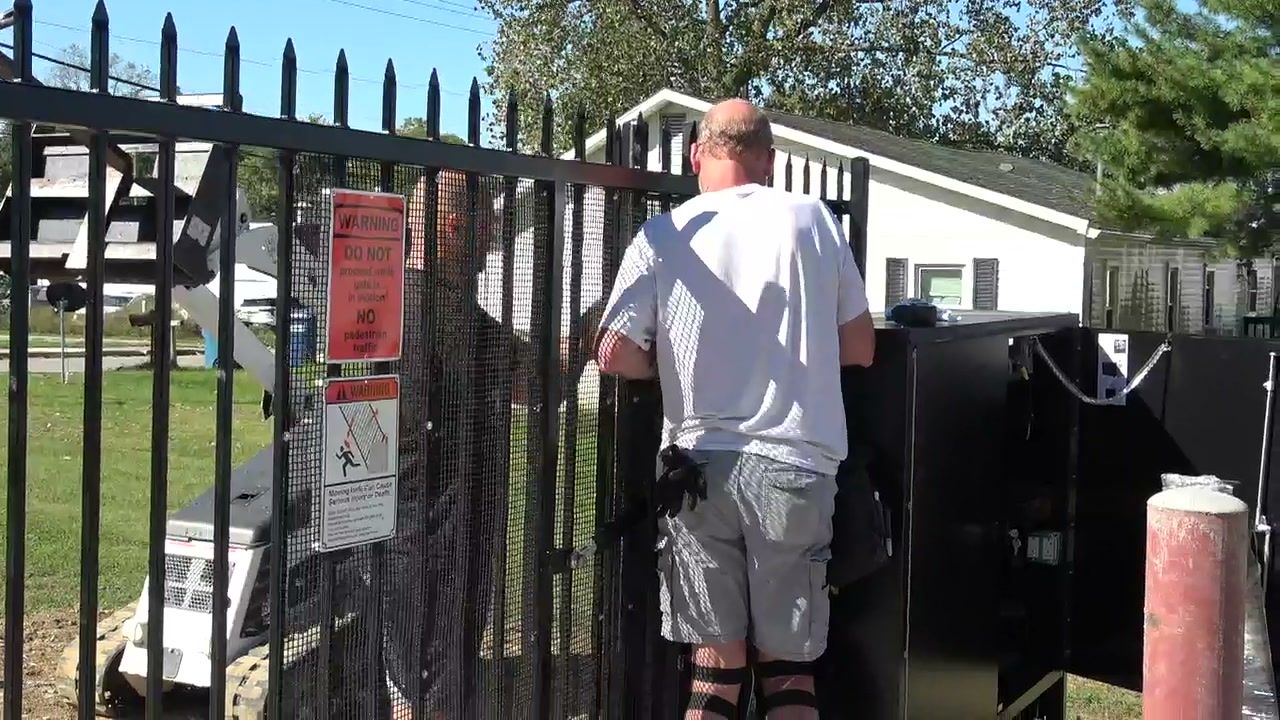 Mounting the gate panel