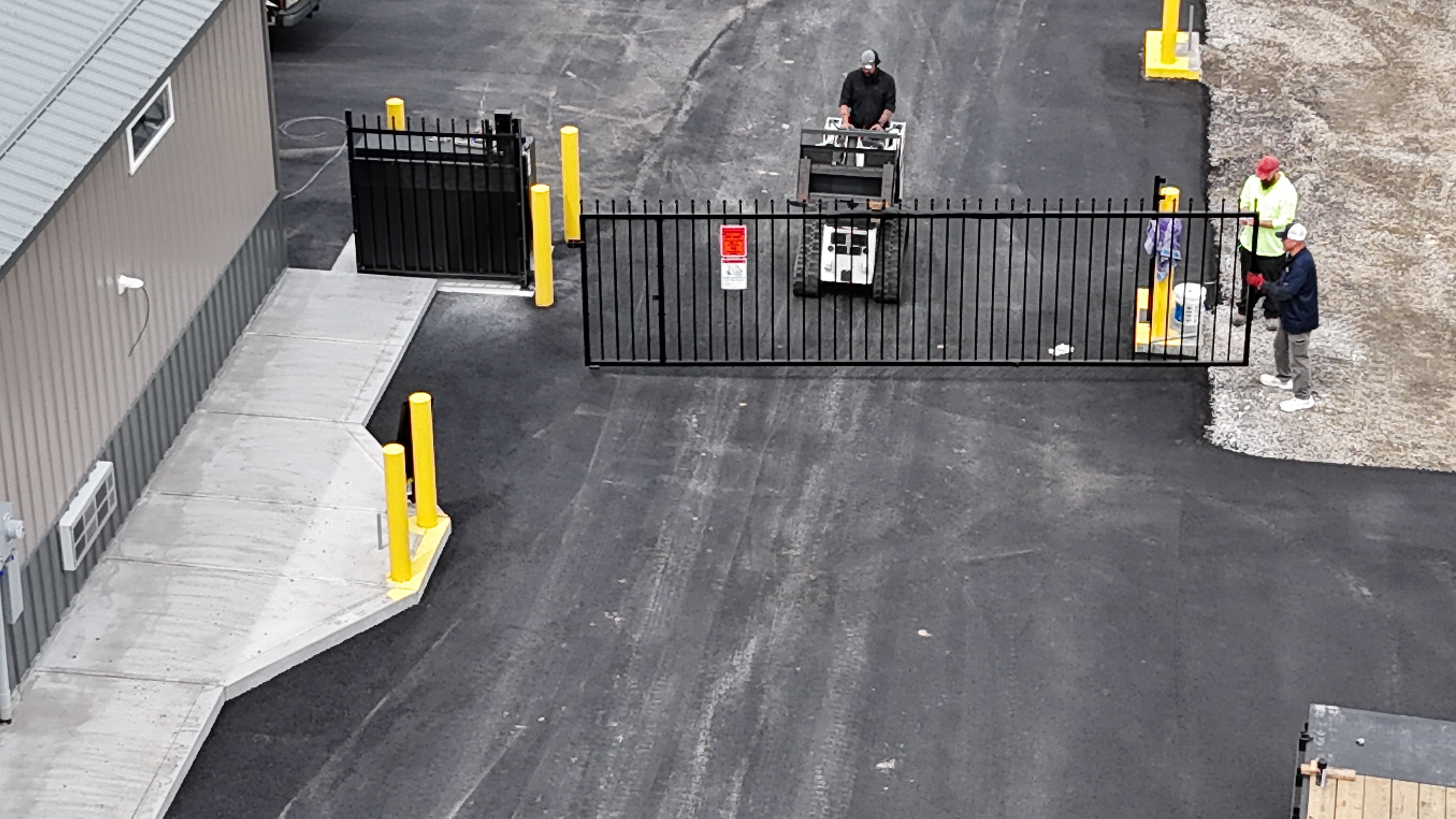 Vertical pivot gate operator area and worker setup
